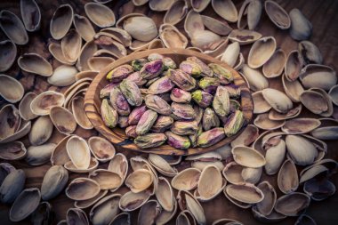 Tuzlu fıstıklar zeytin ağacında