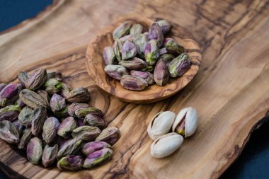 Tuzlu fıstıklar zeytin ağacında