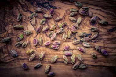 Tuzlu fıstıklar zeytin ağacında