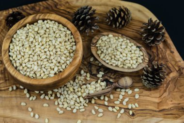 Sedir konileri ve zeytin ağacında fındıklar