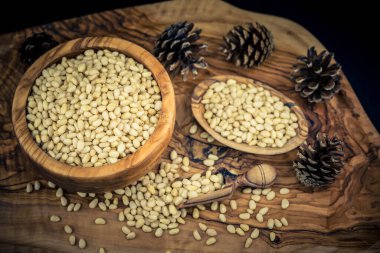 Sedir konileri ve zeytin ağacında fındıklar