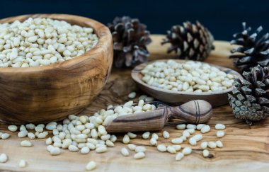 Sedir konileri ve zeytin ağacında fındıklar