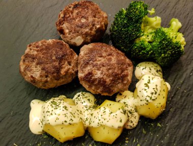 Kızarmış köfte ve haşlanmış brokoli. 