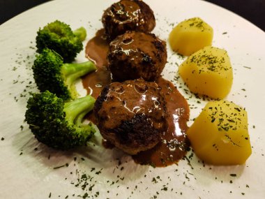 Kızarmış köfte ve haşlanmış brokoli. 