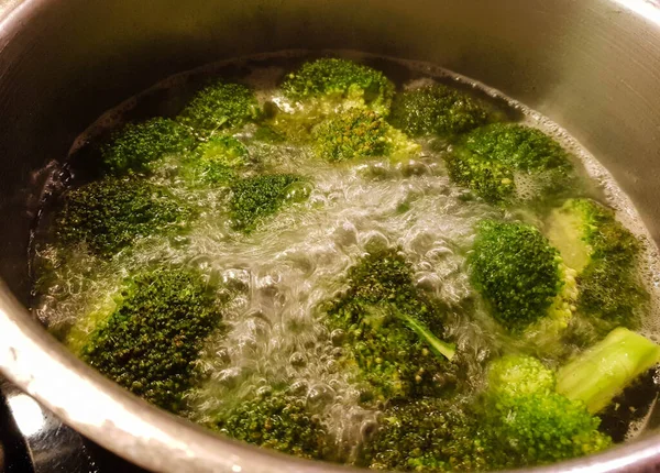 Bakso Goreng Dengan Brokoli Rebus — Stok Foto