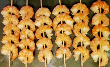 Taze baharatlı ve kızarmış karides.