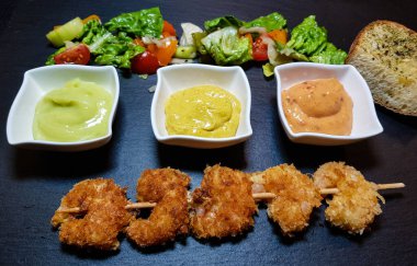 Taze baharatlı ve kızarmış karides.