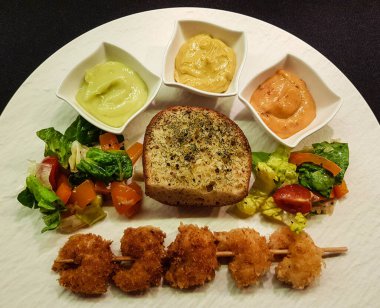 Taze baharatlı ve kızarmış karides.