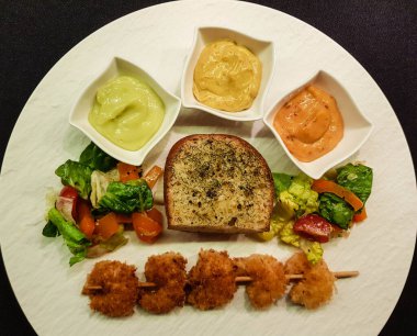 Taze baharatlı ve kızarmış karides.