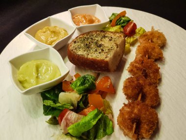 Taze baharatlı ve kızarmış karides.