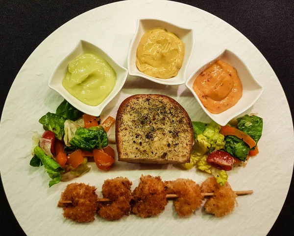 Taze baharatlı ve kızarmış karides.