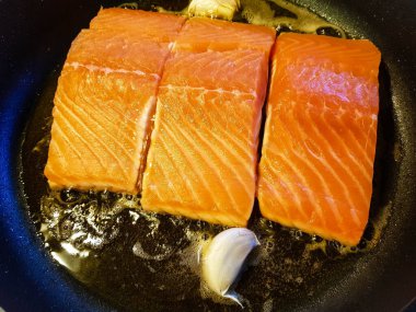 Baharatlı ve otlu ızgara somon.