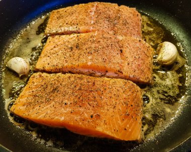 Baharatlı ve otlu ızgara somon.