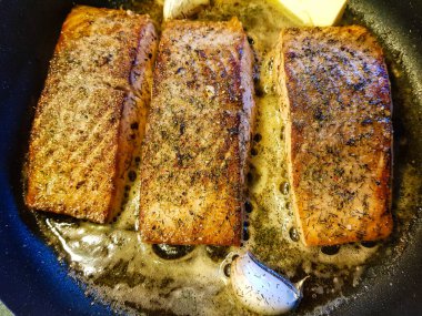 Baharatlı ve otlu ızgara somon.