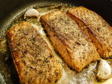 Baharatlı ve otlu ızgara somon.