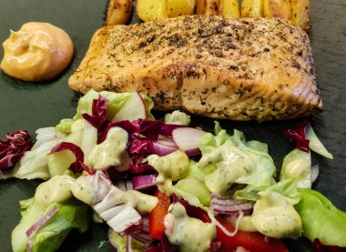 Baharatlı ve otlu ızgara somon.