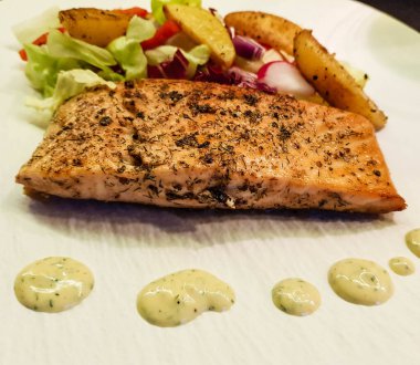 Baharatlı ve otlu ızgara somon.