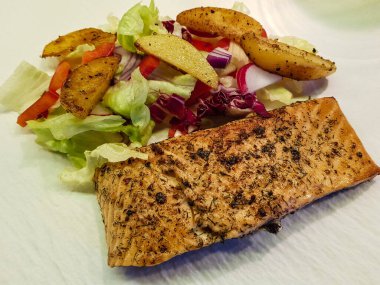 Baharatlı ve otlu ızgara somon.