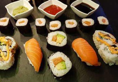 Farklı türde Asya deniz ürünleri suşisi.