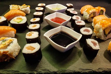 Farklı türde Asya deniz ürünleri suşisi.