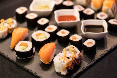 Farklı türde Asya deniz ürünleri suşisi.