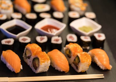 Farklı türde Asya deniz ürünleri suşisi.