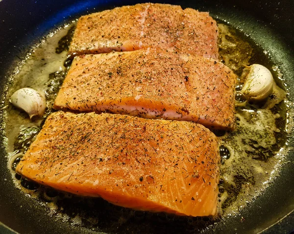 Grillezett Lazac Gyógynövényekkel Fűszerekkel — Stock Fotó