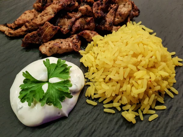 Gyros Comida Griega Con Arroz Azafrán Tzatziki —  Fotos de Stock