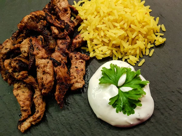 Griekse Food Gyros Met Saffraanrijst Tzatziki — Stockfoto