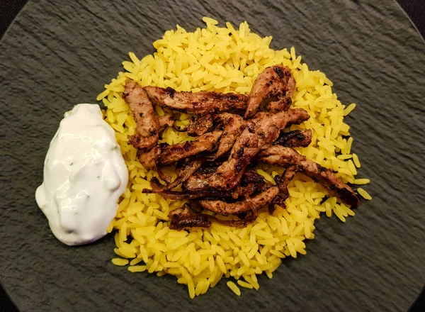 Griekse Food Gyros Met Saffraanrijst Tzatziki — Stockfoto