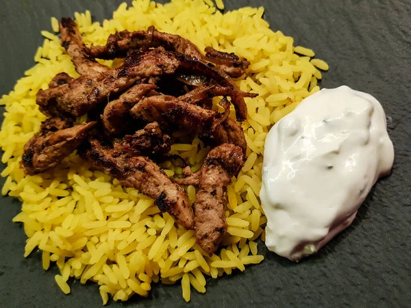 Griekse Food Gyros Met Saffraanrijst Tzatziki — Stockfoto