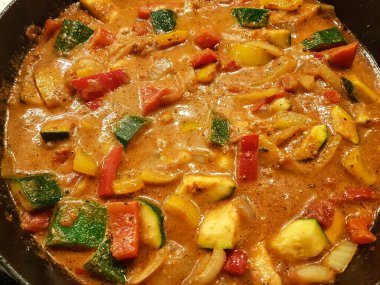 Domates soslu Akdeniz sebzeli dana budu.