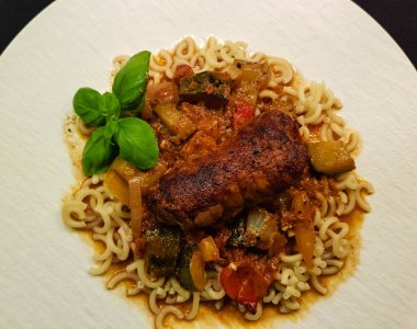 Domates soslu Akdeniz sebzeli dana budu.