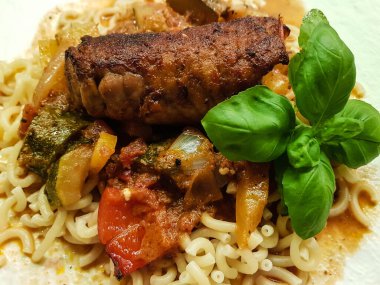 Domates soslu Akdeniz sebzeli dana budu.