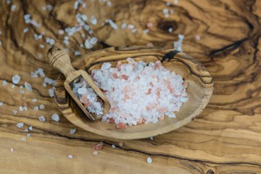 Himalaya kaya tuzu zeytin ağacına