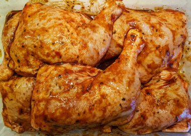 Baharatlı salamura edilmiş tavuk budu.