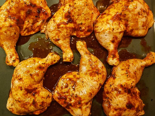 Würzig Marinierte Hühnchen Drumsticks Mit Pommes — Stockfoto