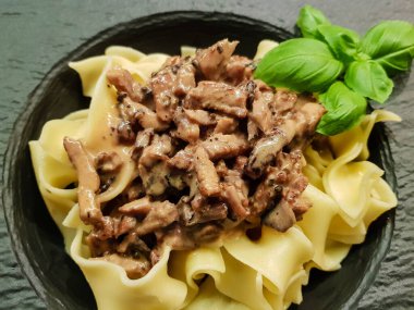 Domuz filetosu ve mantar soslu pappardelle.