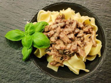 Domuz filetosu ve mantar soslu pappardelle.