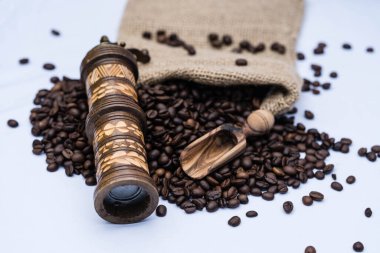 Kavrulmuş kahve çekirdekleri ve kahve öğütücüsü.