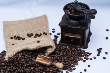 Kavrulmuş kahve çekirdekleri ve kahve öğütücüsü.