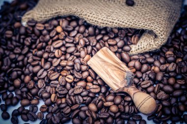 Kavrulmuş kahve çekirdekleri ve kahve öğütücüsü.