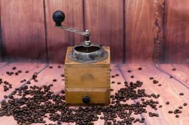 Kavrulmuş kahve çekirdekleri ve kahve öğütücüsü.