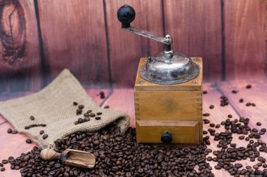 Kavrulmuş kahve çekirdekleri ve kahve öğütücüsü.