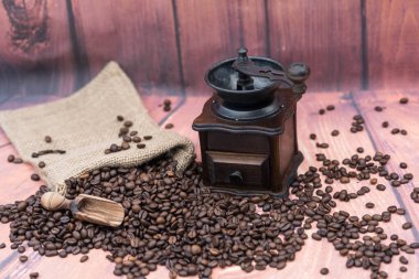 Kavrulmuş kahve çekirdekleri ve kahve öğütücüsü.