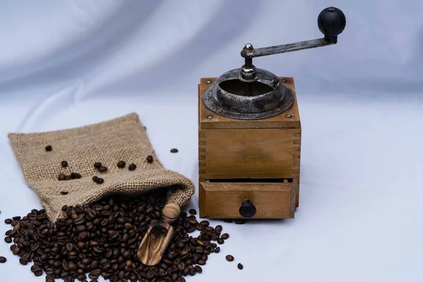 Roasted Coffee Beans Vitage Coffee Grinder — Stock Photo, Image