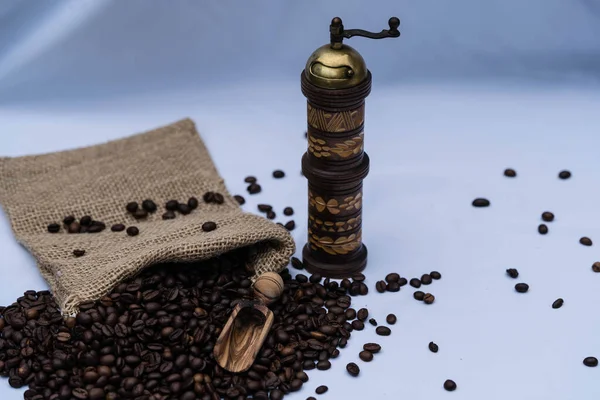 烤咖啡豆和玻璃杯咖啡研磨机 — 图库照片