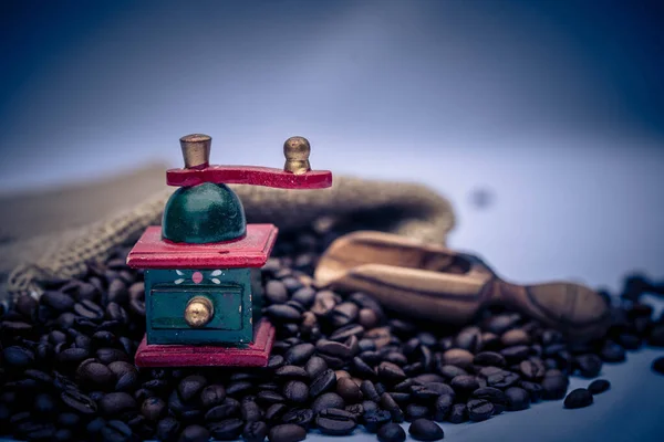 Geröstete Kaffeebohnen Und Eine Vitage Kaffeemühle — Stockfoto