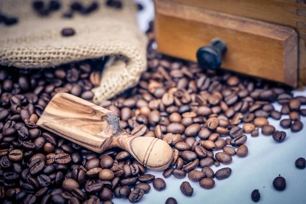 烤咖啡豆和玻璃杯咖啡研磨机 — 图库照片
