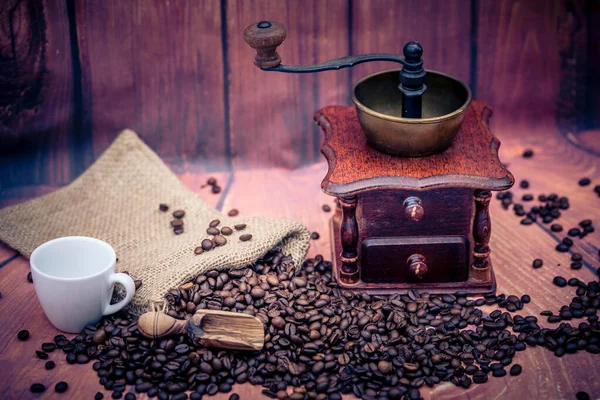 Καβουρντισμένοι Κόκκοι Καφέ Και Μύλος Αλεσμένου Καφέ — Φωτογραφία Αρχείου